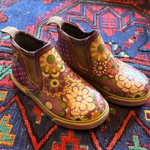 BOGS. LITTLE GIRLS SIZE 2 RAIN SHOES/BOOTIES. GENTLY WORN.